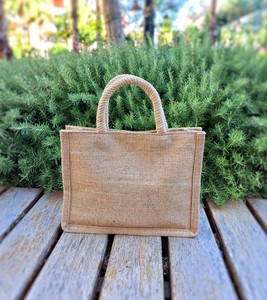 Sac à bandoulière en jute élégant pour femmes fait à la main chaîne de qualité supérieure décoration Logo motif fermeture ouverte deux prix de gros - Product Image 1