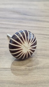 Boutons de porte en bois sculpté à la main de couleur blanche sur mesure idéaux pour les magasins de décoration intérieure adaptés à la revente - Product Image 2