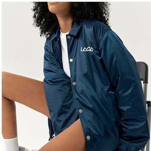 Veste d'entraîneur à revêtement fin pour hommes et femmes avec logo personnalisé 100% polyester imperméable et coupe-vent sur le devant - Product Image 5