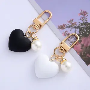 HOT Wholesale Black White Frosted Heart Keychain with Pearl Charms Headphone Case Keyrings For Couple Friend Gift Accessories