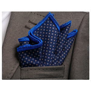 Pañuelo de bolsillo elegante azul oscuro con borde geométrico tejido a mano, ideal para blazers y trajes. - Product Image 1