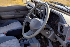 พร้อมขับขี่ - รถพวงมาลัยซ้ายมือสอง |   พวงมาลัยขวา |   โตโยต้า แลนด์ครุยเซอร์ HZJ73 ZX ปี 1991 เกียร์ธรรมดา 5 สปีด - Product Image 4