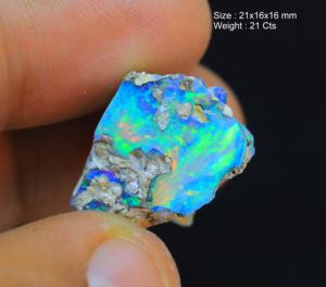 Fabuleux opale éthiopienne rugueux bleu ombre arc-en-ciel Flashy opale brute faisant pour Cabochon pierre une opale brute - Product Image 2