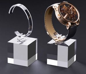 Présentoir de montre en acrylique de qualité supérieure avec organisateur élégant de manchette en C pour présenter des montres et des accessoires - Product Image 1