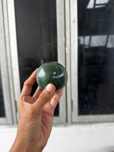 Esfera de Jade Verde Natural de 50-60 mm con Orificio de 12 mm, Bola de Piedra Preciosa Pulida para Exhibición, Tallado, Manualidades y Decoración - Product Image 3