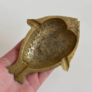 Cendrier à poisson en laiton poli avec surface lisse adapté aux restaurants, hôtels et bars à la maison avec une ambiance élégante - Product Image 1