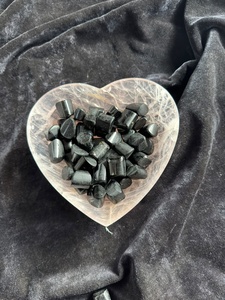Pierre de Tourmaline Noire Naturelle Polie, Pierre de Guérison en Cristal, Pierre de Poche Roulée pour la Méditation et la Décoration Intérieure - Product Image 4