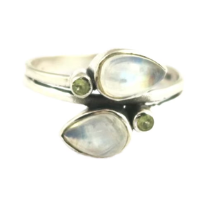 Bague de fiançailles empilable en argent sterling 925 faite à la main avec pierre de lune arc-en-ciel naturelle pour femmes - Product Image 1