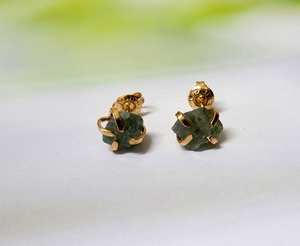 Pendientes de tuerca chapados en oro de moldavita natural Ajuste de bisel Incrustaciones Regalo de aniversario de moda para ella o mamá - Product Image 1