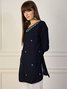 ชุดลำลองคุณภาพดีเยี่ยม เสื้อคุर्ติสั้น พร้อมลายปักสุดพิเศษ ดีไซน์ทันสมัยสำหรับผู้หญิง เหมาะสำหรับใส่ในชีวิตประจำวัน มีจำหน่ายแล้ว - Product Image 2