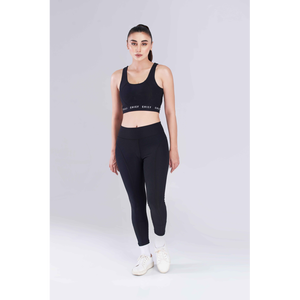 Sujetador deportivo de nivel negro y mallas deportivas alineadas - Product Image 4