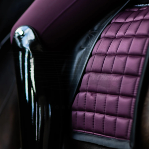 Tapis de selle anglais surface satinée couleur unie doublure douce remplie de polyester conçu pour le confort pendant l'équitation de dressage - Product Image 6