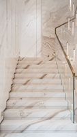 Escalier personnalisé en marbre blanc Palissandro brillant avec éclairage LED, marbre blanc d'Italie avec veines brunes