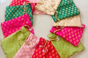 Banrasi hecho a mano indio boda Potli bolsa de regalo para Sangeet Mehendi Festival de Ramadán invitados del Día de San Valentín favores de Halloween - Product Image 2