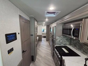 Camping-car d'occasion 2024 Fleetwood Class A à moteur essence, 36 pieds - Product Image 4