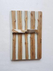 Planche à découper en bois de résine verte claire de rectangle antique avec des outils de cuisine - Product Image 4