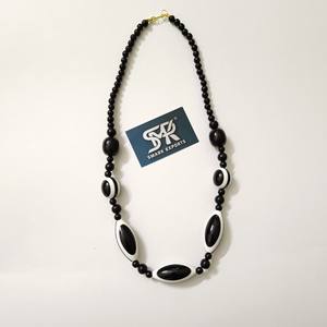 Collier statement en perles de résine noire et blanche, modèle Angel, fait à la main, finition en résine brillante, léger, long, pour femmes - Product Image 1