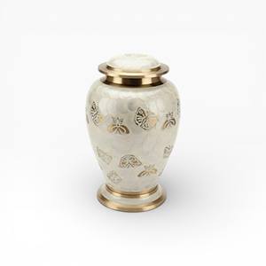 Urne funéraire en marbre ivoire à motif papillon avec accents dorés et base décorative pour exposition commémorative - Product Image 1