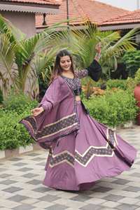 Lancement de la nouvelle collection moderne de lehenga choli de fête avec dupatta en pur coton et dentelle à miroirs lourds - Product Image 3