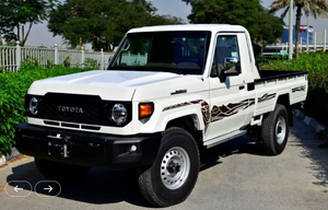 Camioneta de Cabina Simple Usada 2024 DLX V6 4.0L Diésel con Volante a la Izquierda, Asientos de Cuero Oscuro R17, Techo Solar Panorámico - Product Image 2