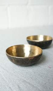 Bol à dattes en métal avec détails gravés offrant une touche artistique à la présentation et à la décoration des repas quotidiens - Product Image 2