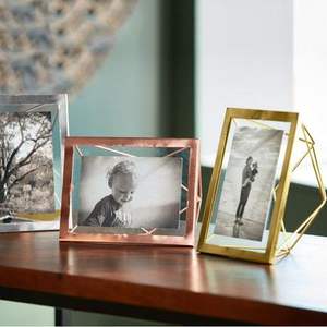 Cadre photo en métal rustique pour intérieurs chaleureux mettant en valeur un attrait intemporel construction robuste texture premium design d'affichage mural - Product Image 1