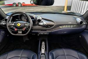 F8 Spider 2022 ~11,300 Millas, Motor V8 Twin-Turbo de 710 hp, Blu Tour De France, Sin Modificar - Product Image 4