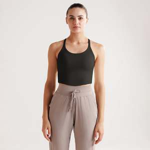 Haut court noir Active Stride respirant et léger pour le yoga et l'entraînement, vêtement de sport uni pour grandes tailles, coupe courte devant, motif imprimé hiver - Product Image 2
