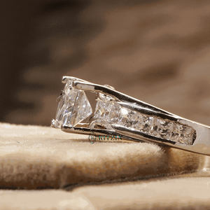 Bague de fiançailles avec diamant coupe princesse solitaire avec accent pour femme - Product Image 1