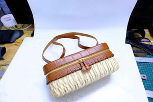 Sac à bandoulière en rotin au meilleur design pour la vente en gros, sac fourre-tout en rotin en forme de boîte à lunch, tissé à la main Nhat Minh, Vietnam - Product Image 4