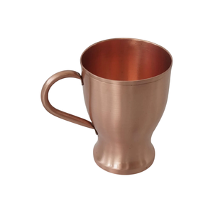 Mug cylindrique en cuivre avec poignée enveloppée, vaisselle en métal contemporaine pour un usage quotidien et le service - Product Image 1
