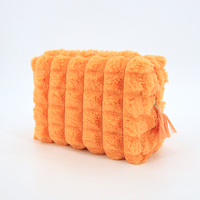 Nouveauté, vente en gros, sac de voyage pour femme en fausse fourrure matelassée de couleur unie, sac de maquillage en peluche douce avec fermeture éclair