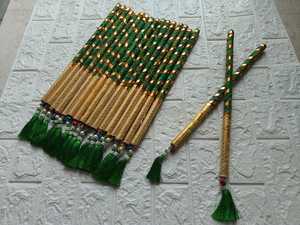 Handmade byandej dekoratif kayu Dandiya dengan rumbai Garba tongkat untuk Navratri perayaan tari untuk wanita atau pasangan