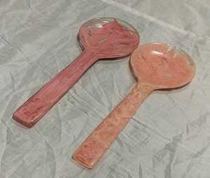 Cuillère en résine pour serveur avec finition polie et mélange de couleurs élégant, ustensile léger fait à la main pour les repas quotidiens et le service - Product Image 1