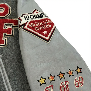 Veste de baseball universitaire tendance et élégante, corps en laine, manches en cuir PU, patchs brodés, veste de baseball universitaire pour hommes - Product Image 2