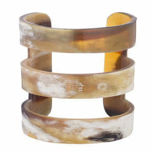 Bracelet manchette audacieux à triple couche en corne naturelle, poli à la main, écologique, motif Amour Buffalo, bijou statement ouvert au design sculptural - Product Image 4