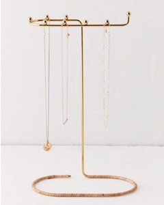 Support à bijoux en métal élégant et économique avec une finition argentée brossée, idéal pour organiser vos bijoux à petit prix - Product Image 5