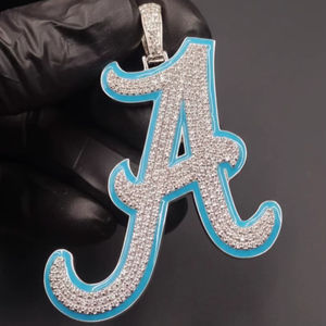 Colgante con inicial personalizada de moissanita incolora con incrustaciones de diamantes en plata 925, fabricante de joyería hip hop de la India. - Product Image 1