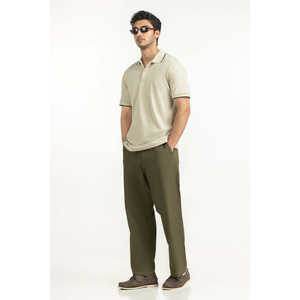 Polo 100 % polyester avec col brodé foncé, coupe classique, respirant et infroissable, motif uni, haute qualité - Product Image 2