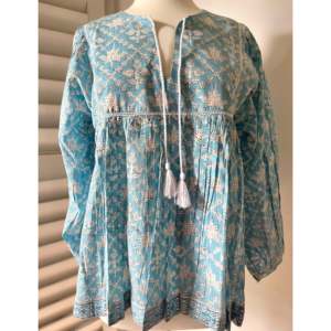 Blusa Casual de Mujer con Estampado de Bloques y Cuello Solapa, Diseño Cuadrado, Popelina Pintada a Mano, Azul Cielo - Talla XL para Otoño y Oficina - Product Image 2