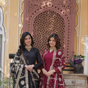 Vestido Anarkali Negro y Granate con Dupatta, Bordado de Estrellas en Georgette, Trabajo con Lentejuelas y Bordado con Lentejuelas en la Dupatta - Product Image 1