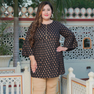 Kurti court en rayonne à imprimé floral noir grande taille pour femmes avec col rond et manches cloche, conçu dans un tissu doux et confortable - Product Image 1