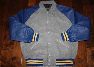 Chaqueta Varsity Gris Personalizada Tipo TBF-172, Mangas de Cuero Sintético Azul, Impermeable, Resistente al Viento, Botones a Presión de Alta Calidad, Ribete Acanalado - Product Image 3