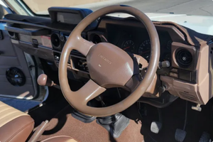 พร้อมขับขี่ - รถพวงมาลัยซ้ายมือสอง |   พวงมาลัยขวา |   โตโยต้า แลนด์ครุยเซอร์ HZJ75 ปี 1991 เกียร์ธรรมดา 5 สปีด - Product Image 4