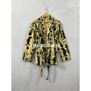 Venta al por mayor de algodón uzbeko Suzani abrigo con cinturón hecho a mano Chaqueta corta Unisex bordado abrigo estilo Kimono chaqueta en forro lateral - Product Image 4