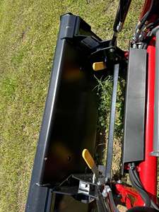 รถแทรกเตอร์มือสอง Massey Ferguson สีแดง ขับเคลื่อน 4 ล้อ 25 แรงม้า พร้อมอุปกรณ์ตักดินด้านหน้า ระบบเกียร์ขับเคลื่อน รับประกัน 6 เดือน ใช้งานได้หลากหลาย - Product Image 4
