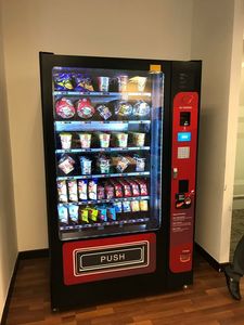 Máquina expendedora automática comercial usada a la venta para comida, aperitivos, bebidas, acepta dinero en efectivo, tarjeta de crédito, código QR que incluye token - Product Image 2