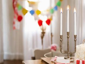 Élégant candélabre en argent à 5 bras parfait pour la décoration des vacances et les occasions spéciales ajoute une ambiance sophistiquée à n'importe quelle pièce - Product Image 5