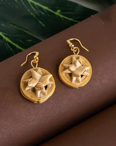 ต่างหูไม้ไผ่รูปเทียน Juhi เป็นมิตรกับสิ่งแวดล้อมเครื่องประดับไม้ทันสมัยที่ไม่ซ้ำใครสำหรับงานเลี้ยงสังสรรค์ที่ทำด้วยมือสไตล์ชาติพันธุ์สำหรับการเดินทางแบบลำลอง - Product Image 2