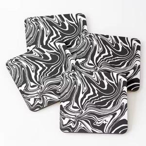 Sous-verres en bois et incrustation de résine de qualité supérieure avec finition contrastée noire et blanche idéale pour la protection de la table et la décoration intérieure - Product Image 3